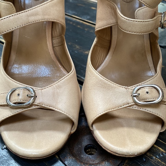 Chloe Strappy Multi Buckle Wedge Samdal - Picture 4 of 9